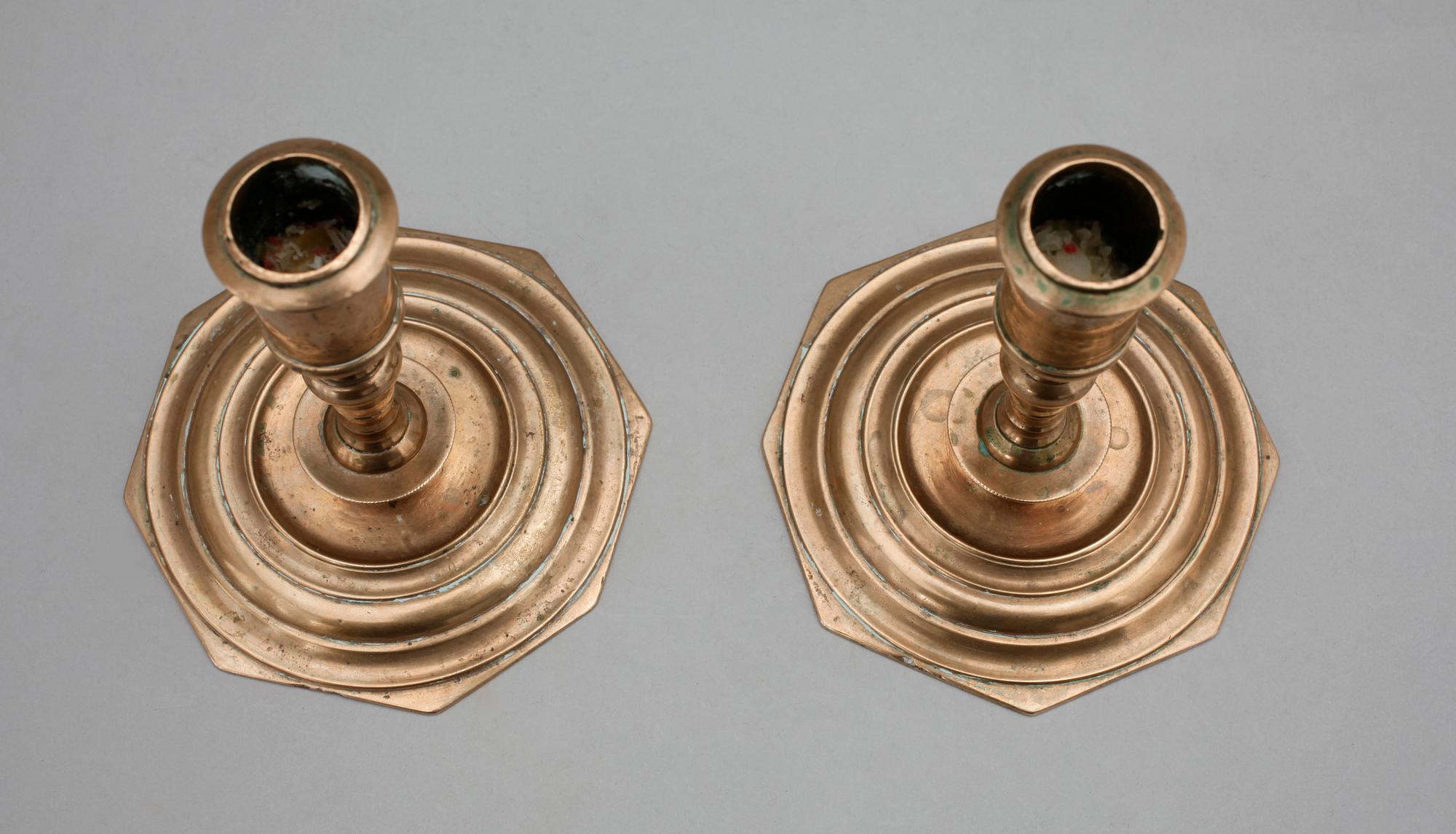 LJUSSTAKAR, ett par, mässing, barock, 1600/1700-tal.