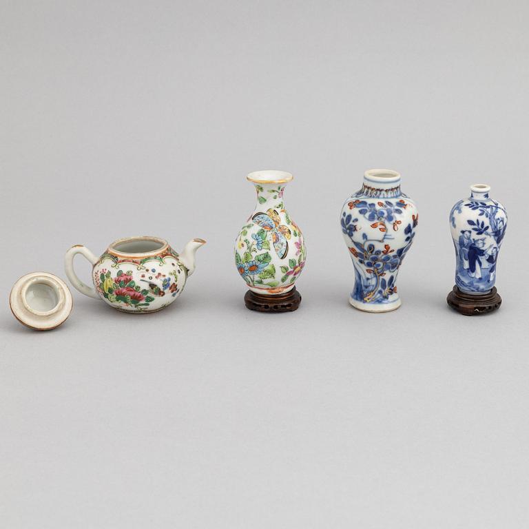 A group of Chinese miniature objects, 19th/20th century, 14 pieces.