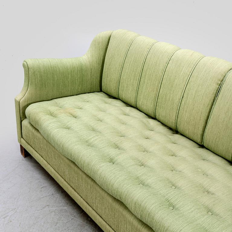 A 1940/50s Camberts möbelaffär sofa.