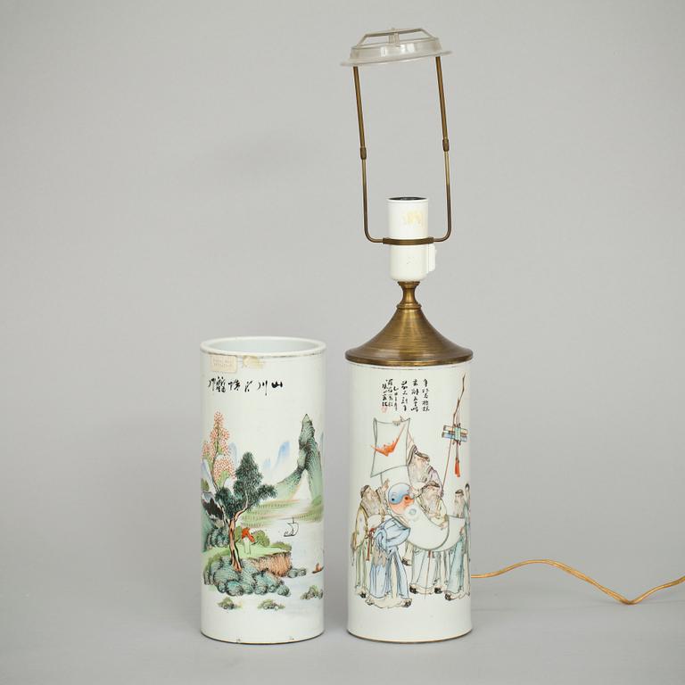 BORDSLAMPA samt PENSELVAS, porslin, Kina, 1900-talets början.