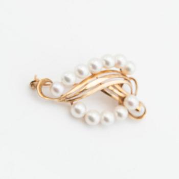 Brooch Mikimoto, 14K gold with cultured pearls.