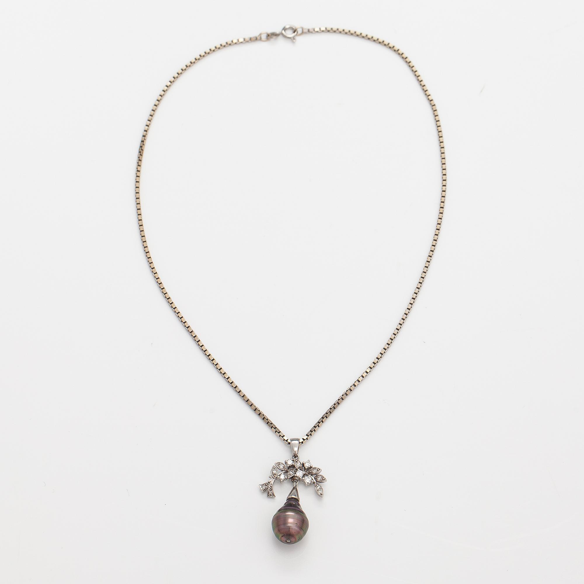 Halsband, 18K vitguld, odlad pärla och diamanter ca 0.32 ct tot.