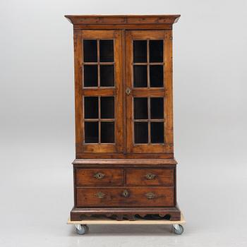 Vitrinskåp, 1700-tal, avlutat/bonat.