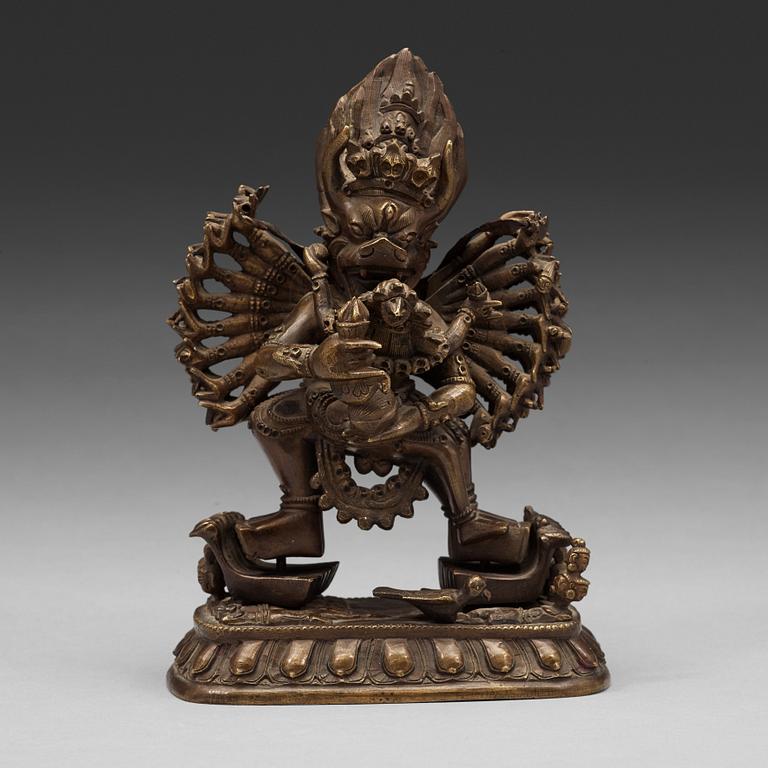 A bronze figure of Yamantaka, Tibet, tidigt 1900-tal.