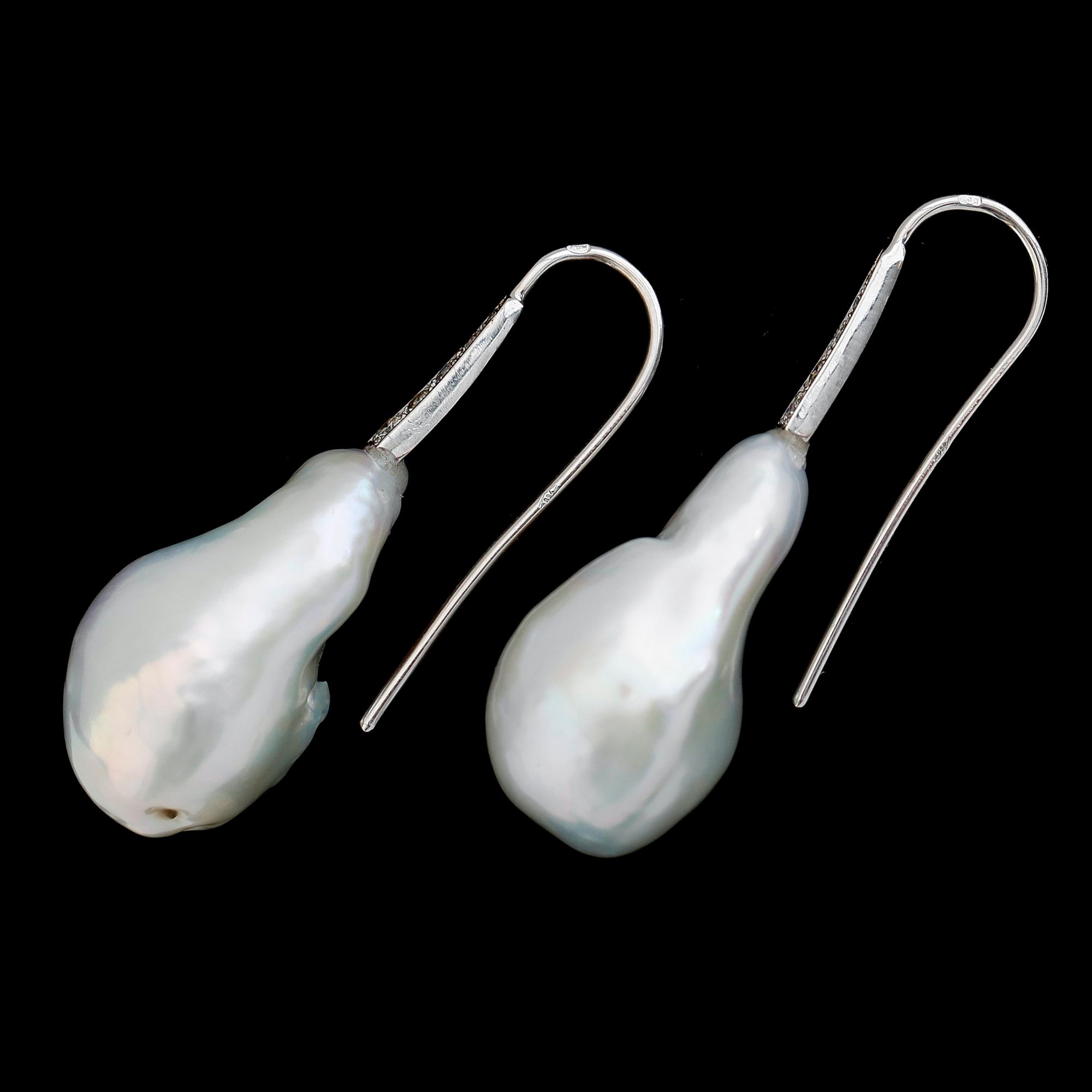 ÖRHÄNGEN, 1 par, 18 k vitguld, odlade pärlor, briljantslipade diamanter tot 0.24 ct.