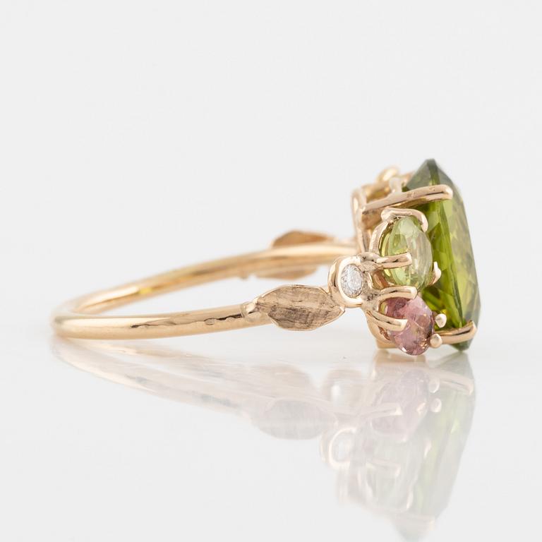 Ring med oval peridot, rosa turmaliner, och små briljantslipade diamanter.