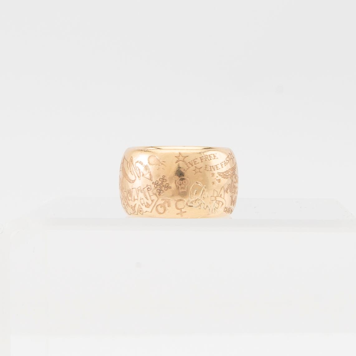 An 18K gold "Nubien Heritage grafitti ring" by Håkan Orrling Art Metall Helsingborg.