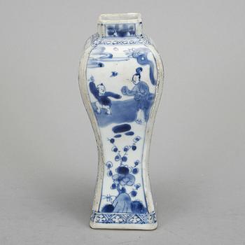 VAS, porslin, Kina. Kangxi 1662-1722.