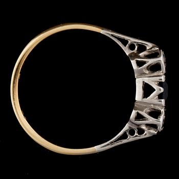 RING 18k guld och platina med safir ca3,5x3,5mm och 2 åttkantsslipade diamanter tot ca0,60ct. Vikt 2,3g.