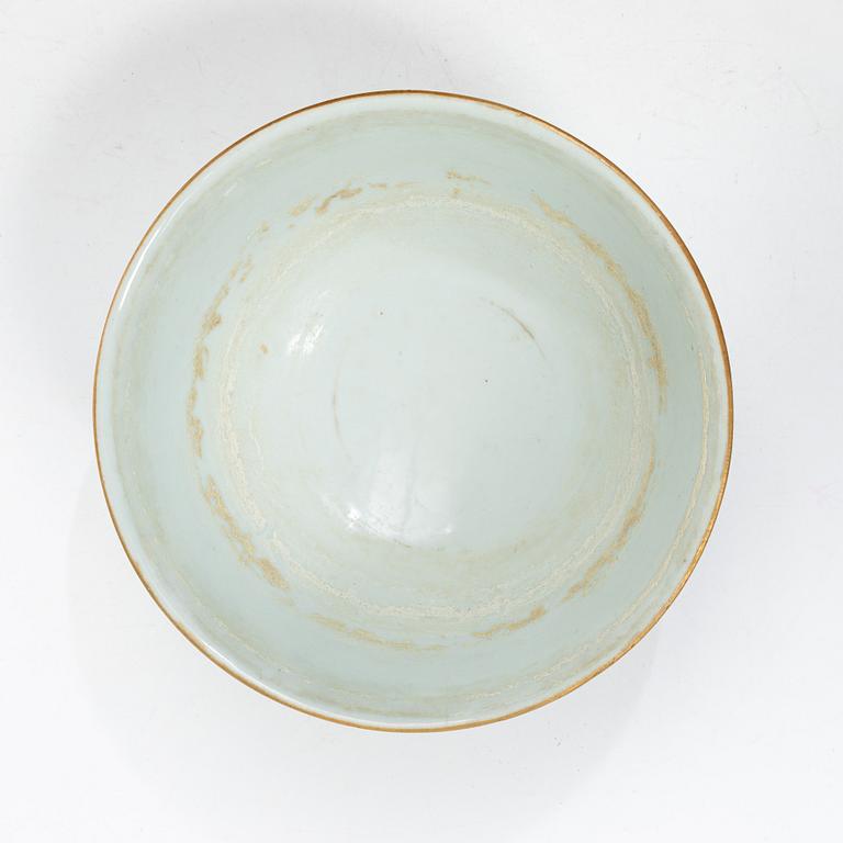 An enamelled 'cranes' bowl, Qing dynasty, with Qianlong seal mark.