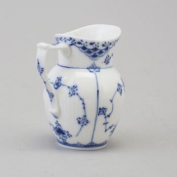 ROYAL COPENHAGEN, servisdelar, 33 delar, porslin, "Musselmalet", Danmark, 1900-tal.
