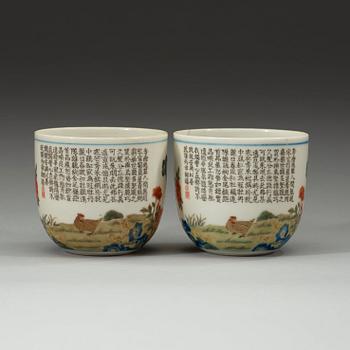 KOPPAR, ett par, porslin, sen Qingdynasti. Med Qianlongs sigillmärke.