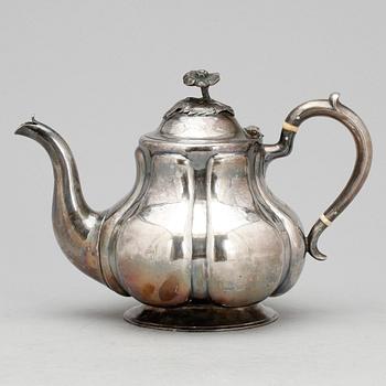 TEKANNA, silver, nyrokoko, St Petersburg, 1865. Vikt ca 433 gram.