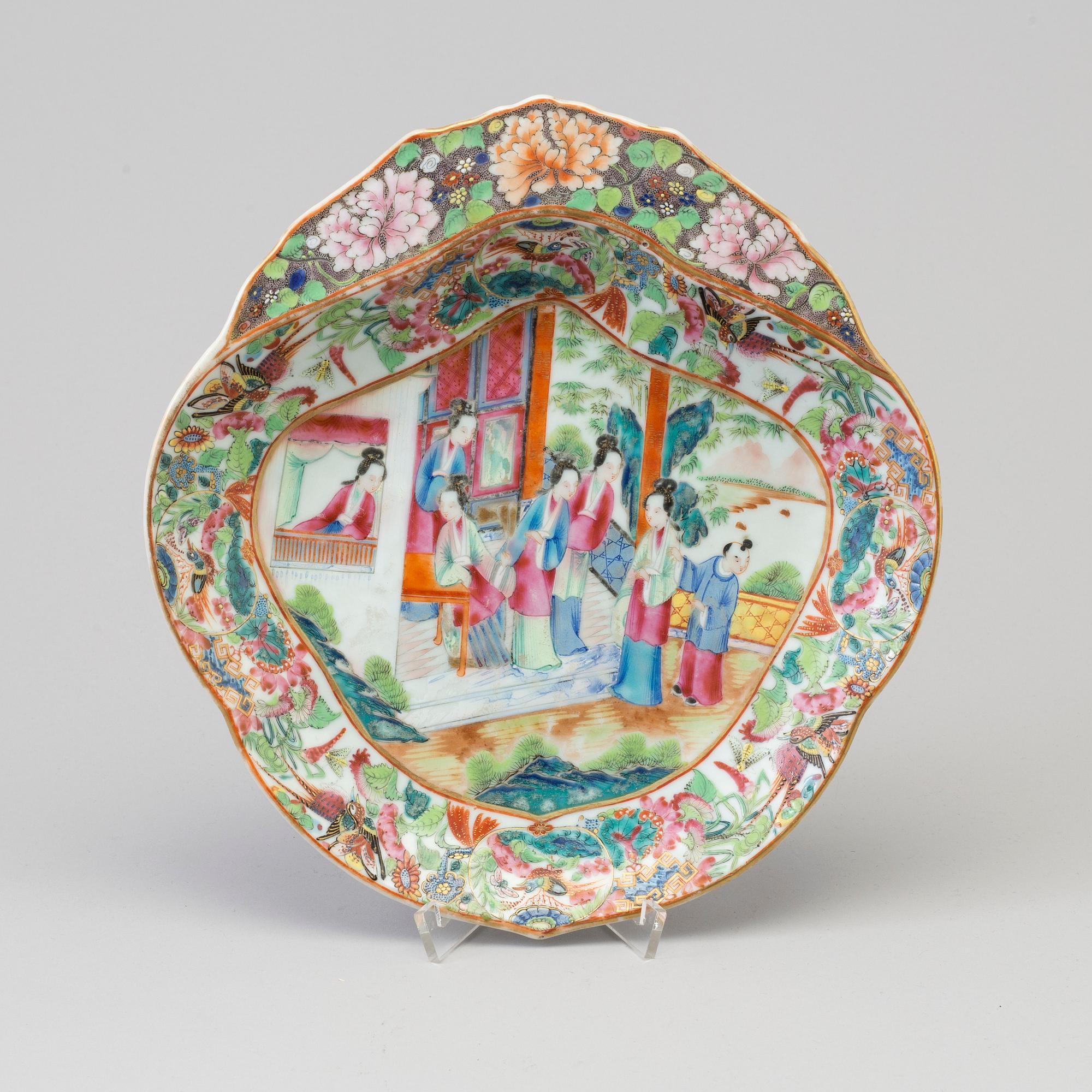 A famille rose porcelain serving dish, Canton, Qing dynasty, 19th century.