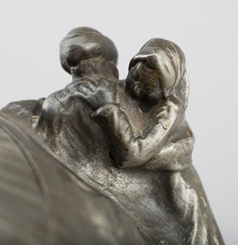 TERRIN MED LOCK,
tenn, Aron Jerndahl, Schreuder & Olsson, Stockholm, signerad och daterad 1903, tillverkad 1950.