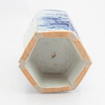 A Chinese 19th/20th century porcelain vase.