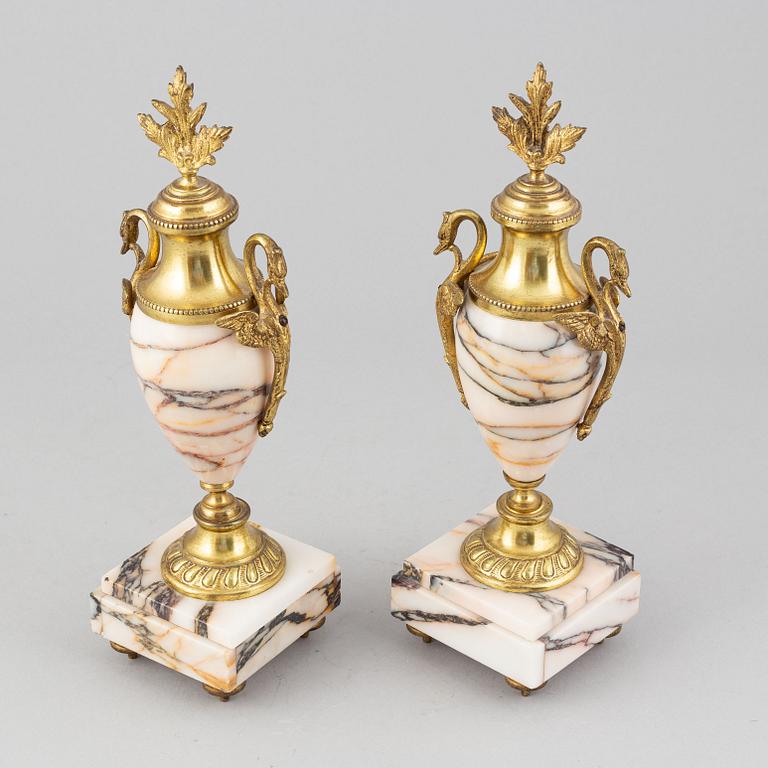 Prydnadsurnor, ett par, omkring år 1900.