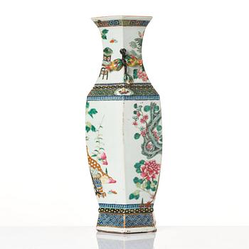 A large famille rose '100 antiques' vase, late Qing dynasty, circa 1900.