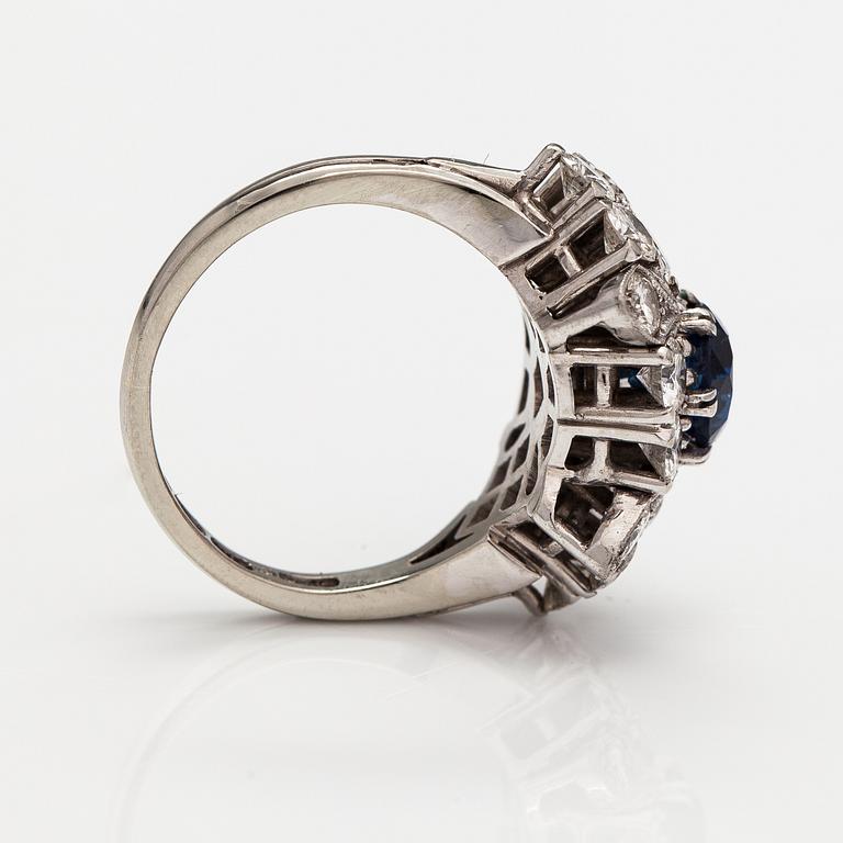 An 18K white gold ring with diamonds ca. 1.90 ct in total and a sapphire ca. 1.10 ct. Timanttikoru, Helsinki 1966.