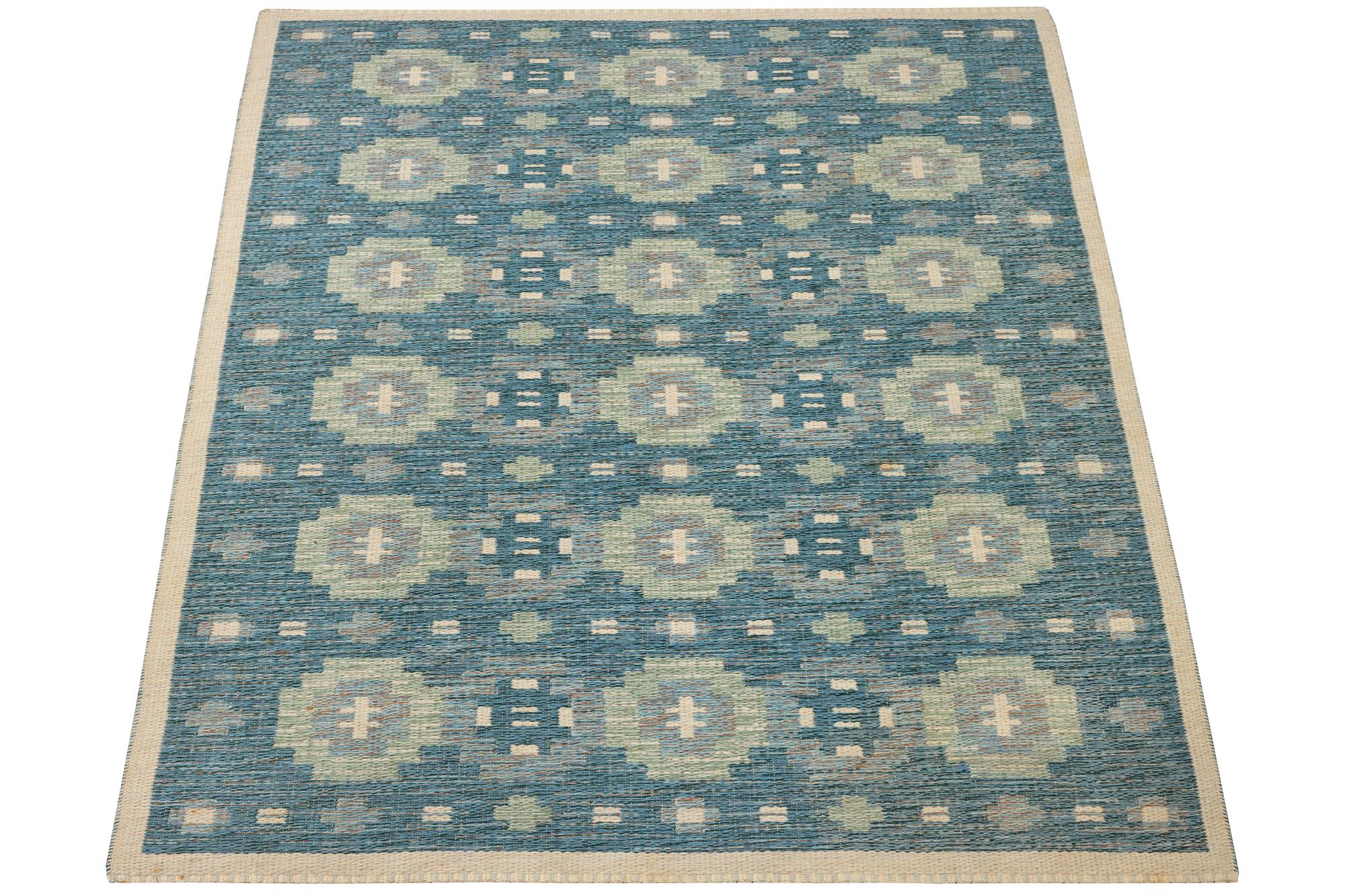 A flat weave rug, a. 196 x 141 cm.