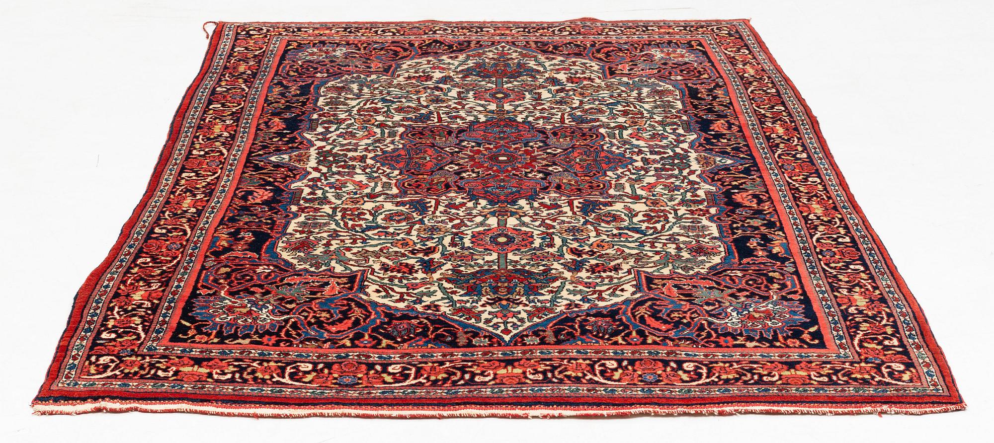 A semi-antique Bidjar carpet, ca 270 x 163 cm.