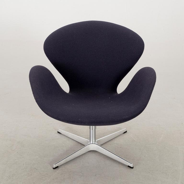 AN ARNE JACOBSEN "THE SWAN" ARMCHAIR, Fritz Hansen 2017.