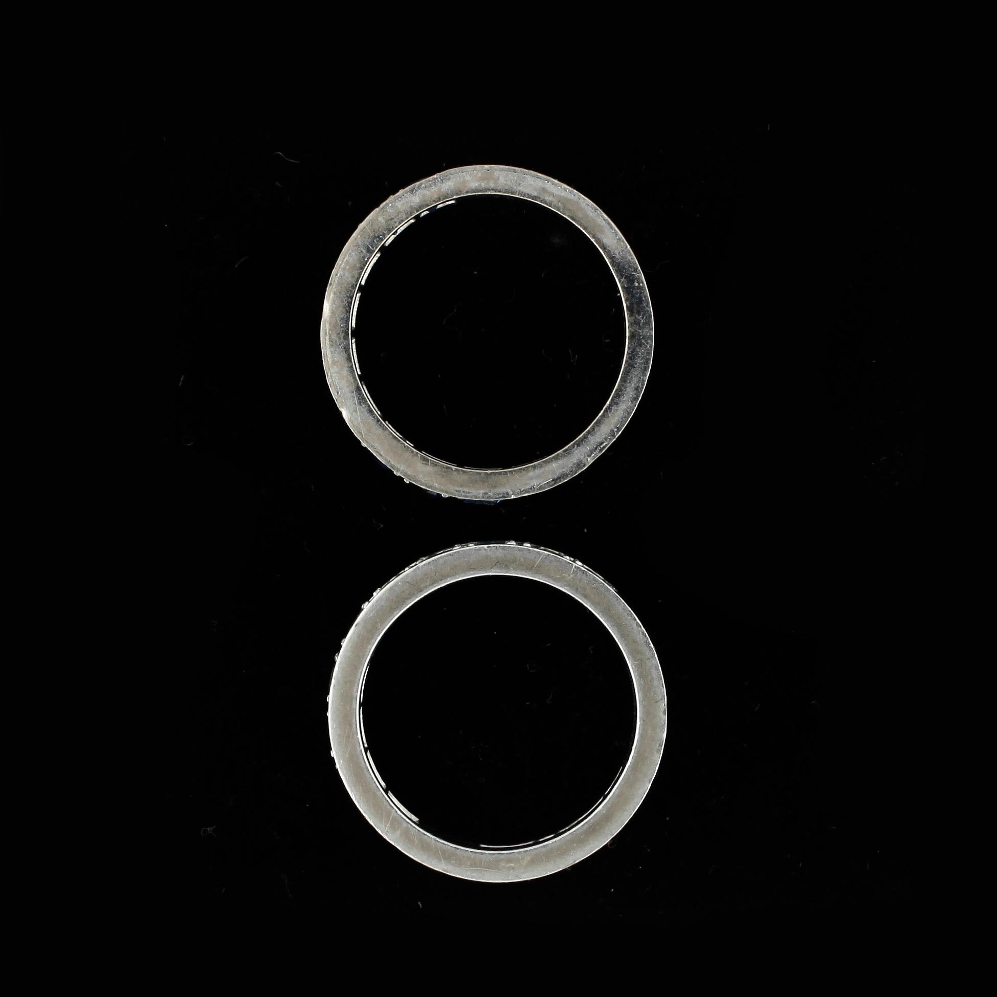 RINGAR, 2st, 18k vitguld med smaragder tot ca0,80ct och safirer tot ca1,80ct, enligt gravyrer. Totalvikt 10g.