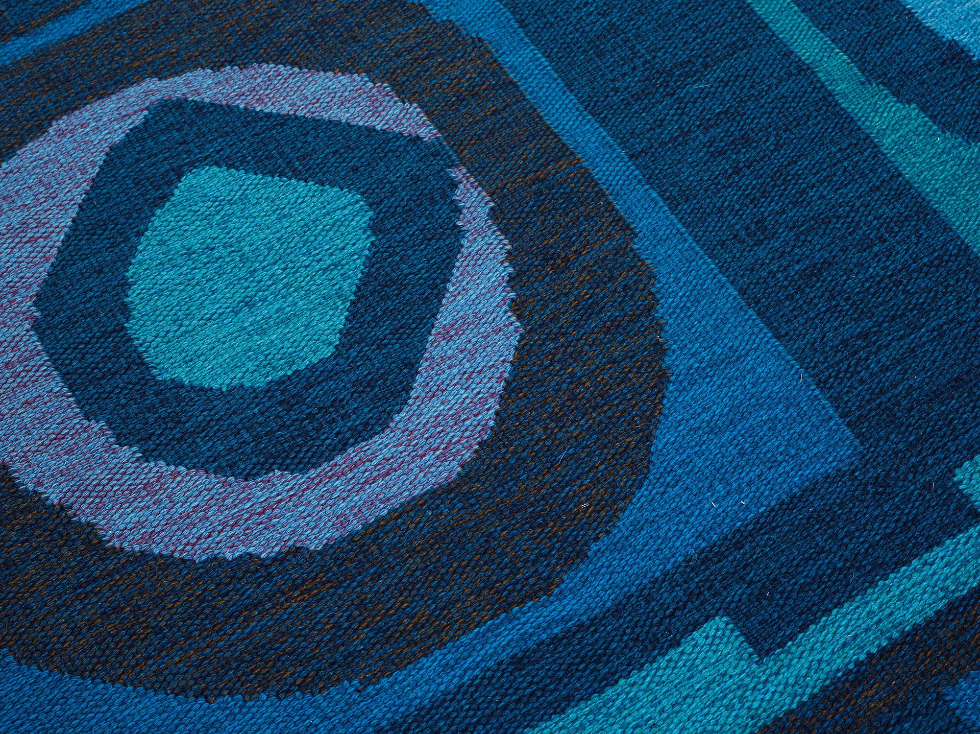 MATTA. Rölakan. 238,5 x 175 cm. Signerad Signerad GBJ samt en vävarsignatur i form av ljusgrön ruta.