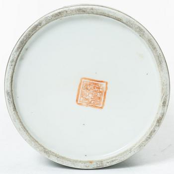 Penselvaser, två st, porslin. Kina, tidigt 1900-tal.