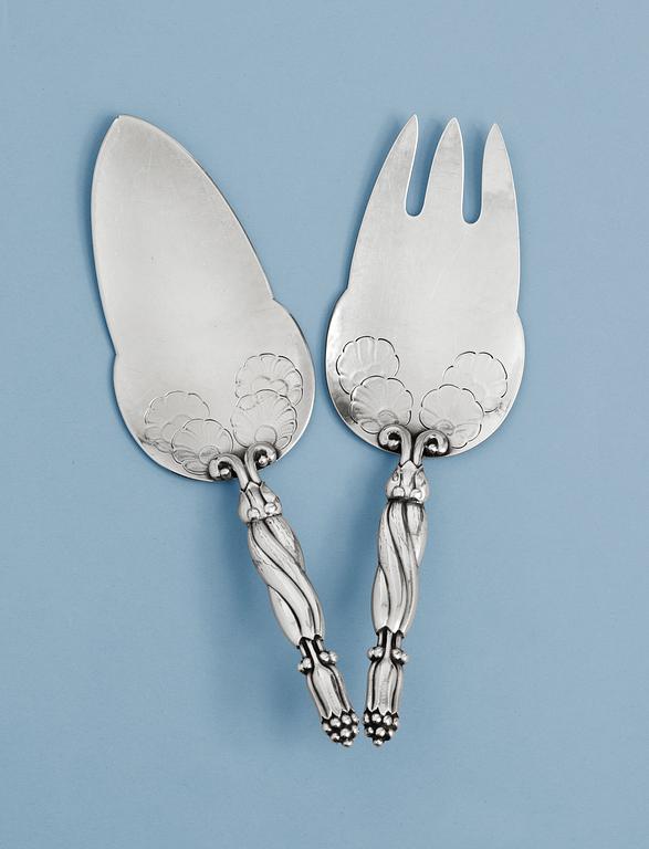 A Georg Jensen sterling servers, Copenhagen 1933-44, design nr 91.