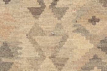Kelim, modern tillverkning. Ca 300 x 202 cm.