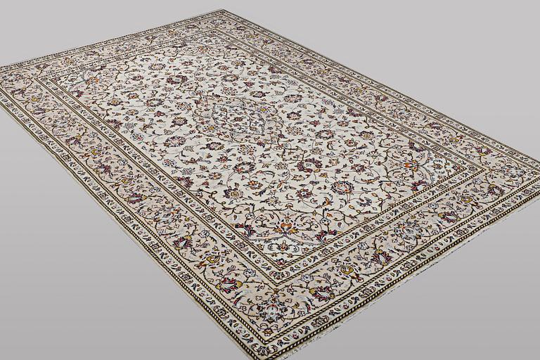A carpet, Kashan, ca 298 x 197 cm.
