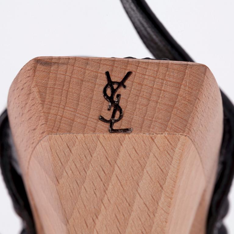 YVES SAINT LAURENT, a pair of polka-dotted sandals. Size 39.