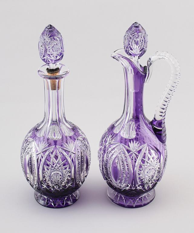 VINKARAFFER, 2 st, glas/kristall, möjligen Böhmen, 1900-talets första hälft.