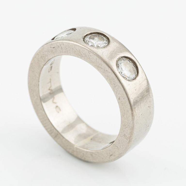 Ring, 18K white gold, half eternity with three brilliant-cut diamonds, total 0.95 ct.