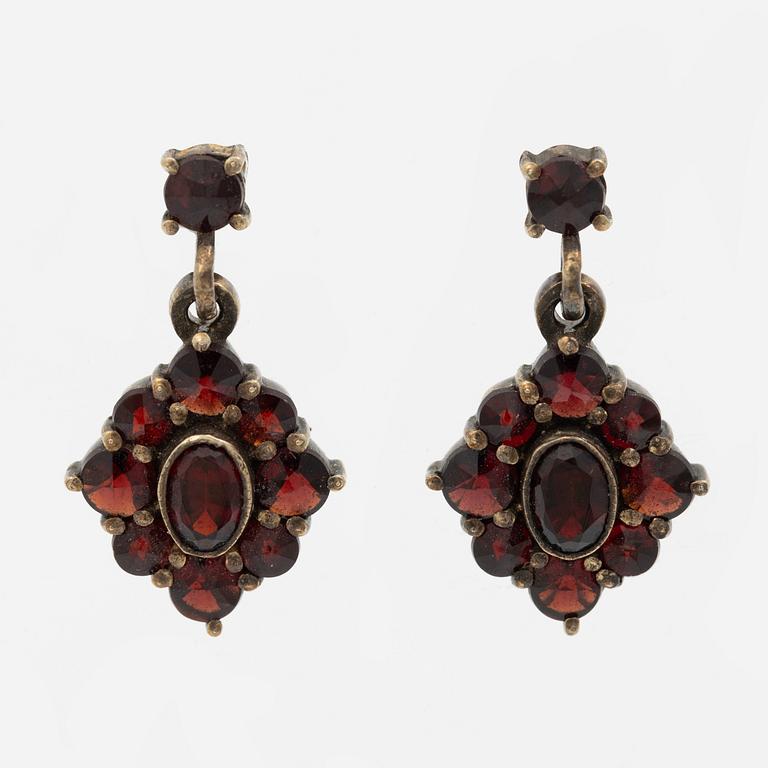 Pendant and a pair of earrings, gilt metal with garnets.
