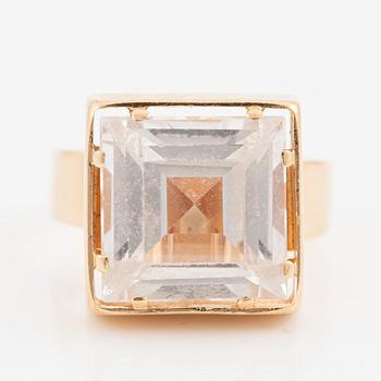 Ring in 18K gold with white synthetic spinel.