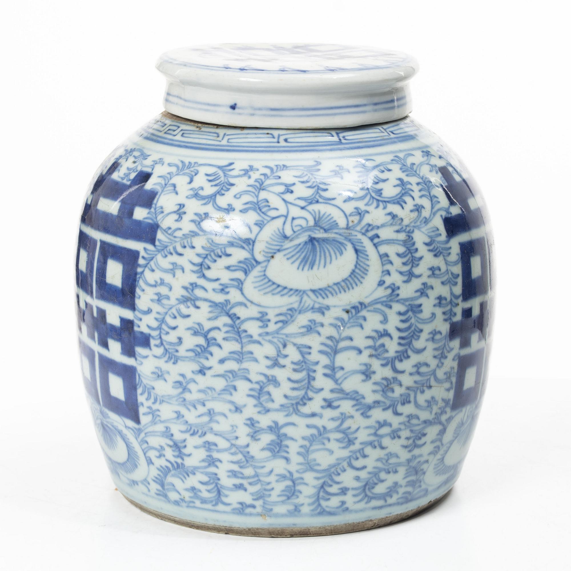A Chinese blue and white porcelain jar with cover, late Qing dynasty.