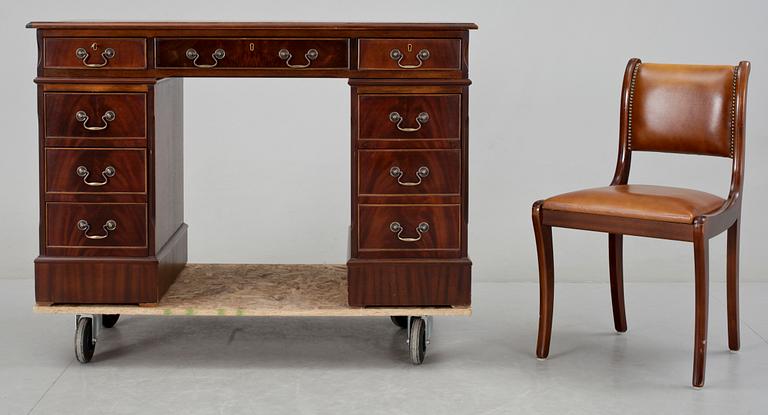 SKRIVBORD MED STOL, engelsk stil, 1900-talets slut.