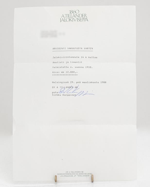 Brosch, 14K guld, med en ametist samt gammal- och rosenslipade diamanter ca 0.40 ct totalt, tidigt 1900-tal.