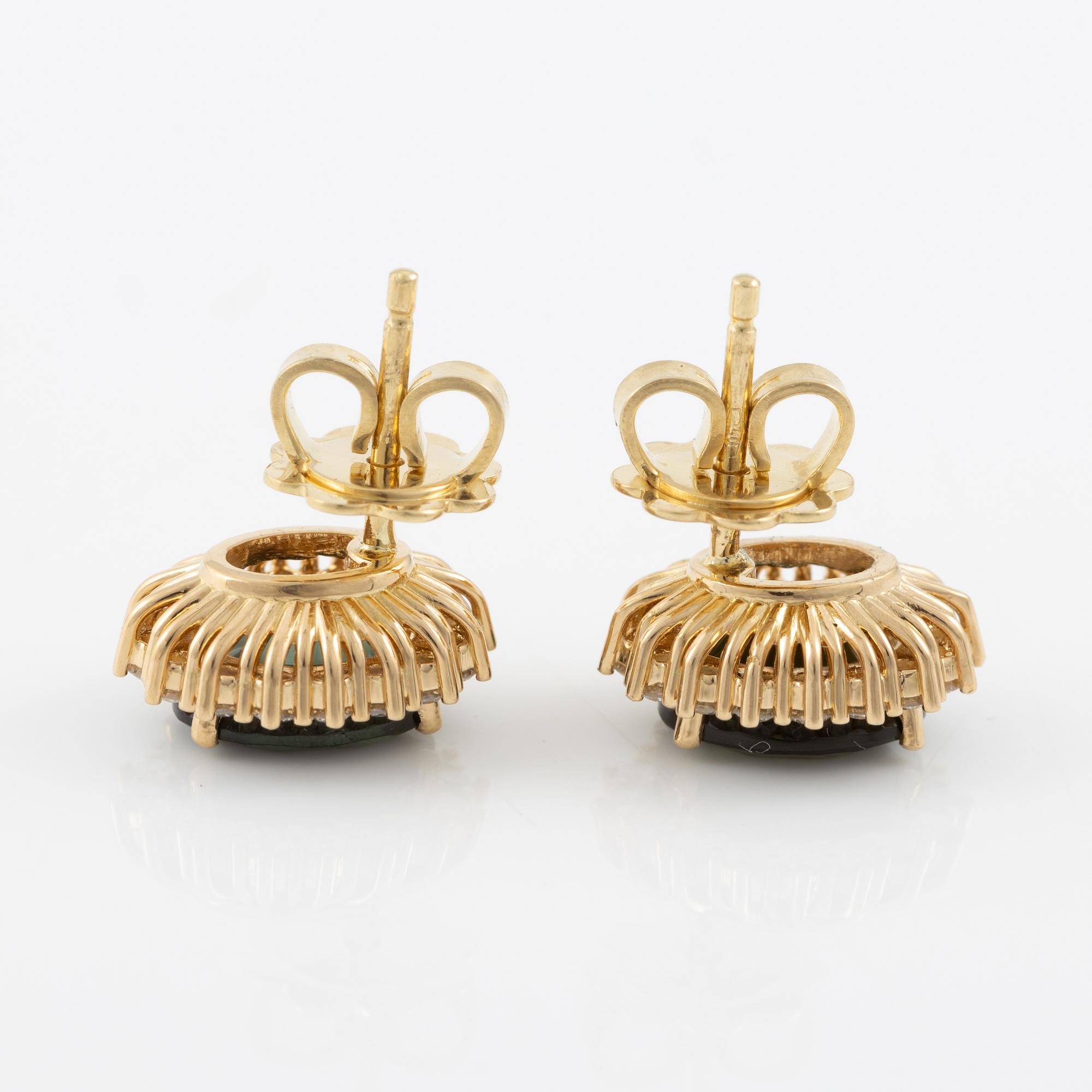 Earrings 18K gold with green tourmalines and brilliant-cut diamonds.