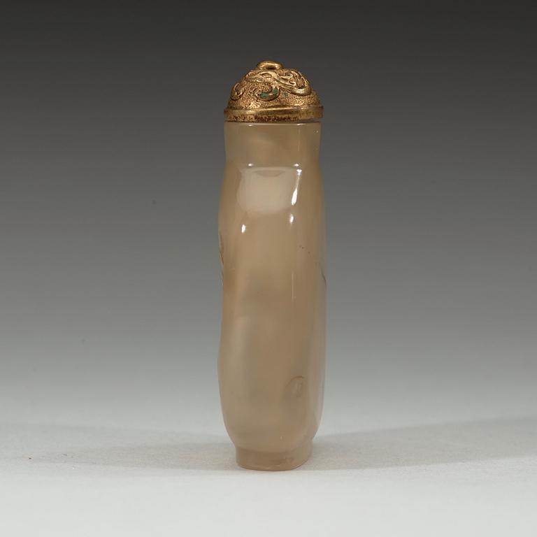 A silhouette chalcedony snuff bottle, Qing dynasty, 19th century.