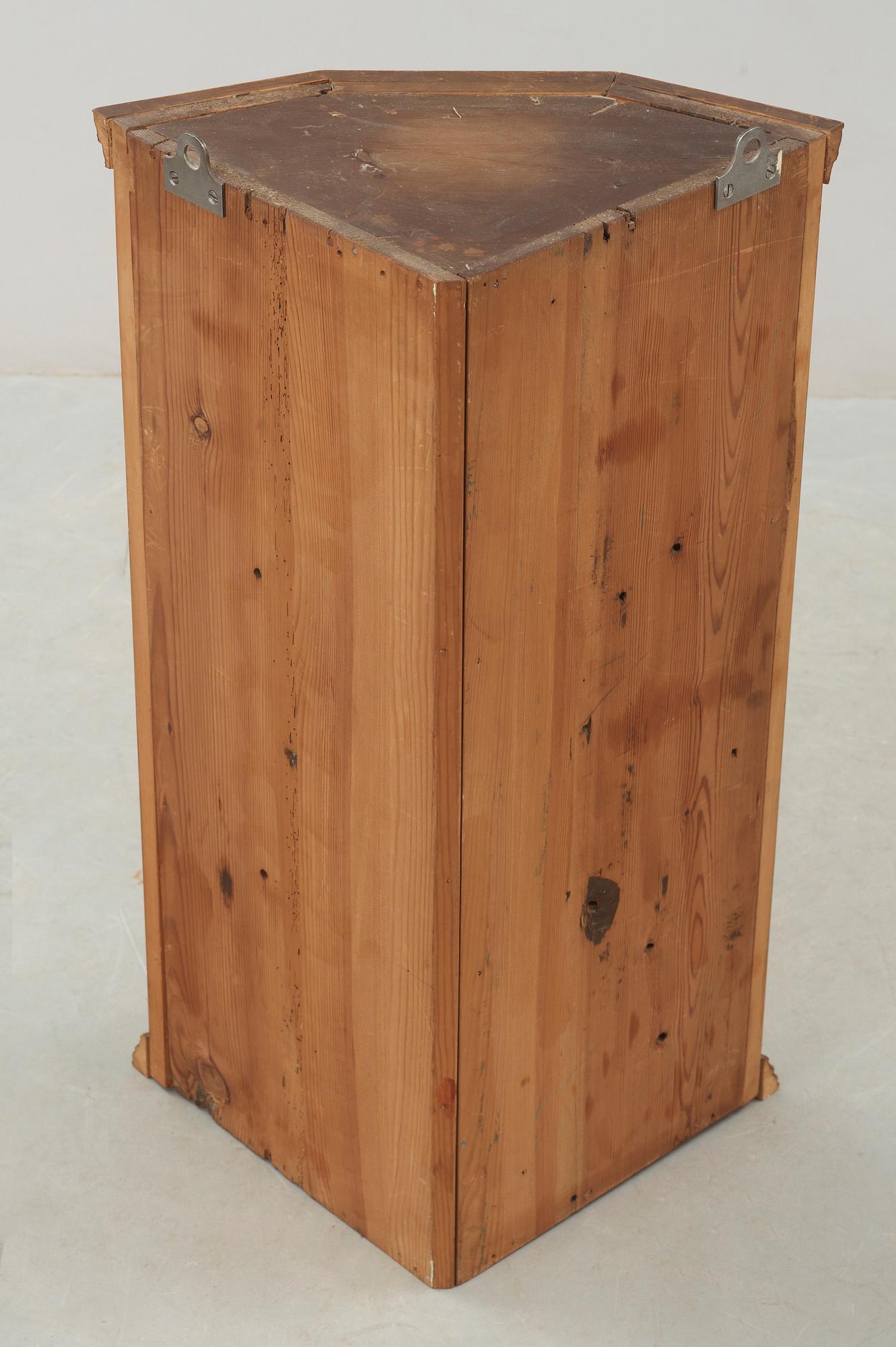 HÖRNSKÅP, 1700-tal.