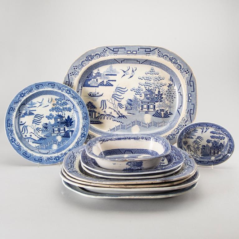 UPPLÄGGNINGSFAT, flintgods bl.a. Stafford-shire, 10 delar, 1900-tal.