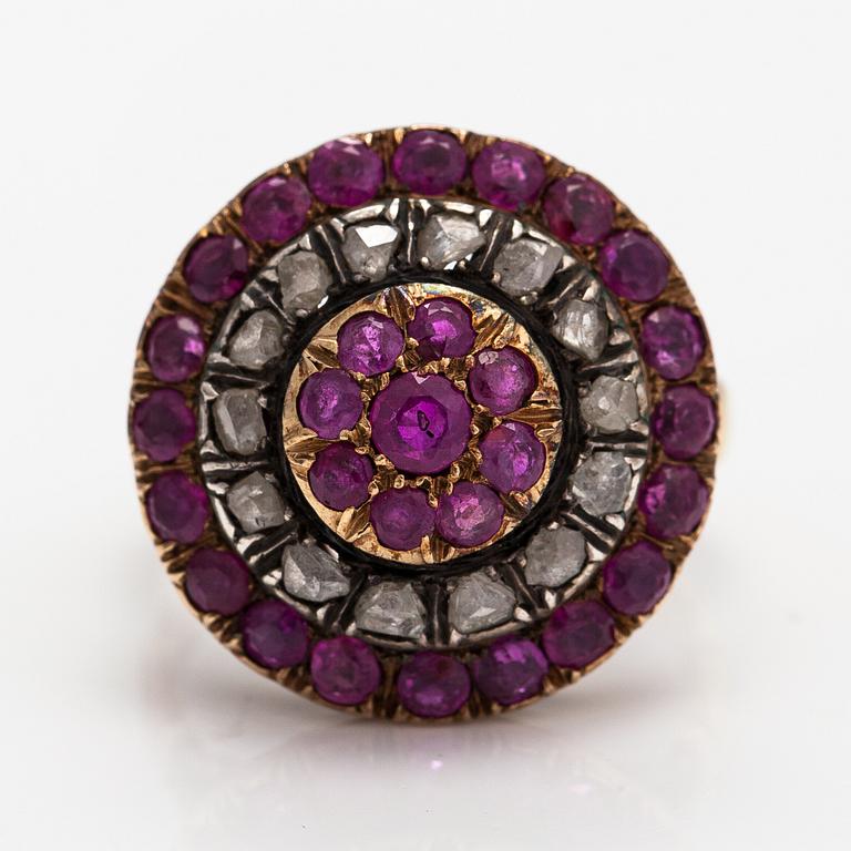 An 18K gold ring with rose-cut diamonds and rubies. Turn of the 20th century,