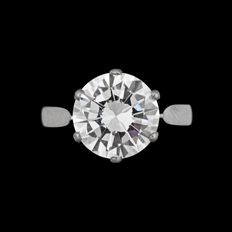 A brilliant cut diamond ring, 4.52 cts.