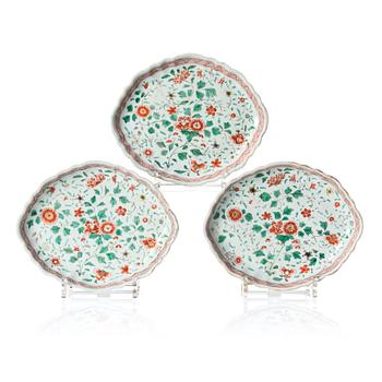 1242. A set of three famille verte dishes, Qing dynasty, Kangxi (1662-1722).