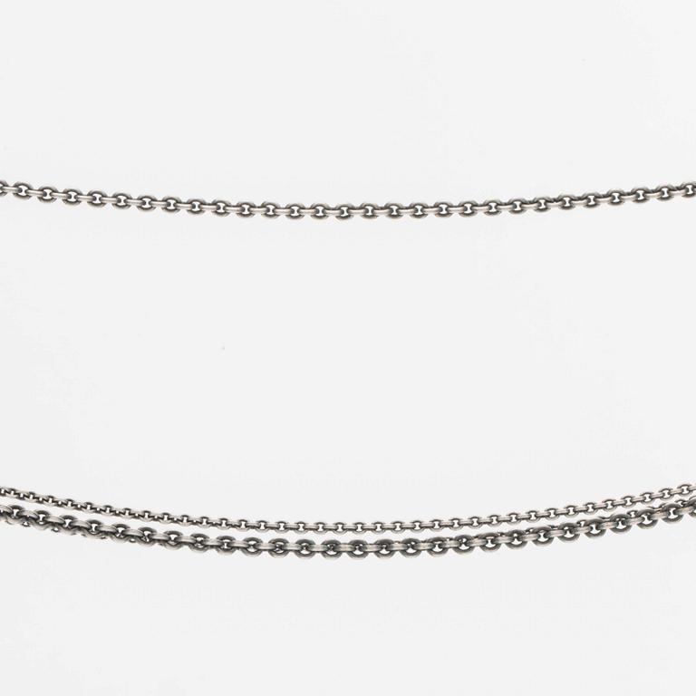 LYNGGAARD 2 tre-radiga collier samt textil-band med silveravslutning.