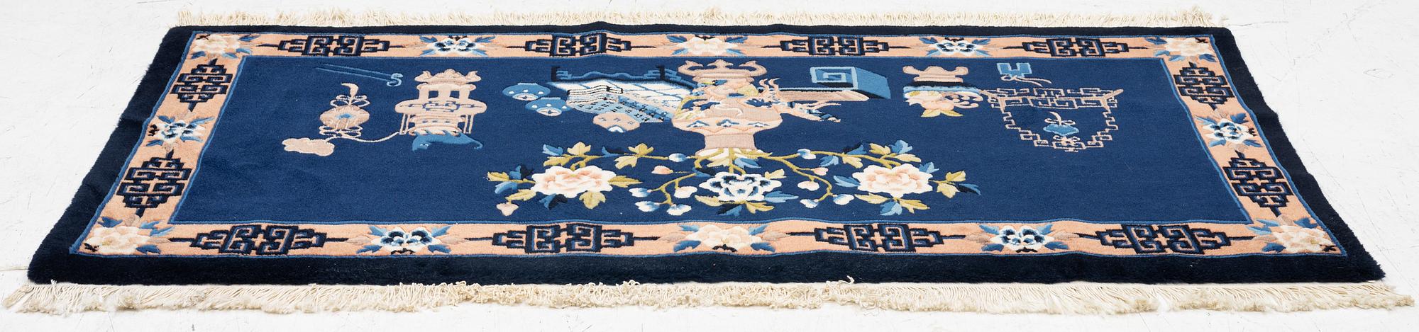 A Chinese rug,  156 x 80 cm.
