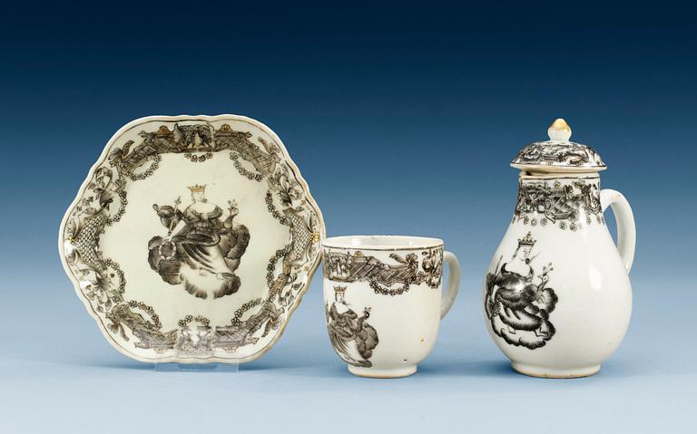 A grisailles 'European Subject' set of cup, a dish and a small pot with cover, Qing dynasty, Qianlong (1736-95). (3).